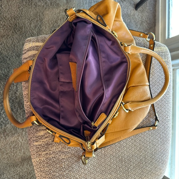 Original Coach bag. Used en perfect condition.mustard color, very attractive. - Picture 2 of 9